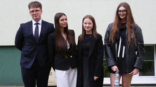 Maturzyści właśnie zakończyli swoje egzaminacyjne zmagania. Teraz czas na wakacje 