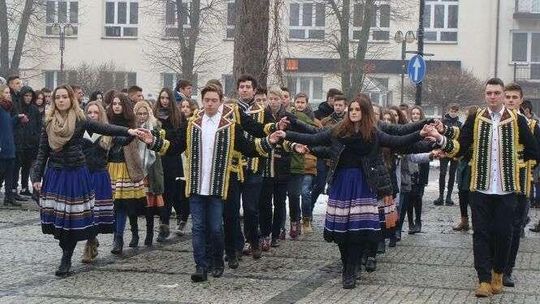 Maturzyści zatańczyli poloneza na rynku (zdjęcia)