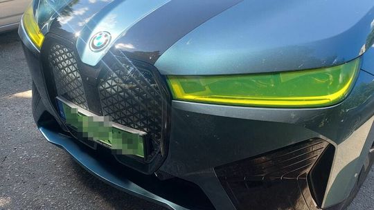 Mąż chciał zabłysnąć na zielono. Wkopał żonę 