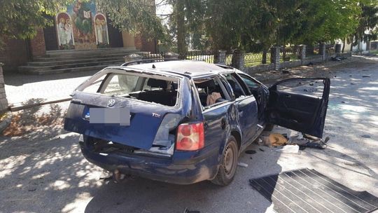 Mąż z żoną w samochodzie. Celowo wjechał w płot kościoła? Szokujące ustalenia