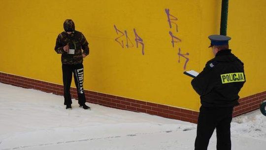 Mazaje na budynkach. Policja chodzi na miejsce ze sprawcami
