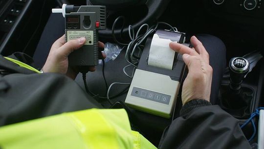 Mazdą uderzył w renault. Sprawca pijany i bez prawa jazdy