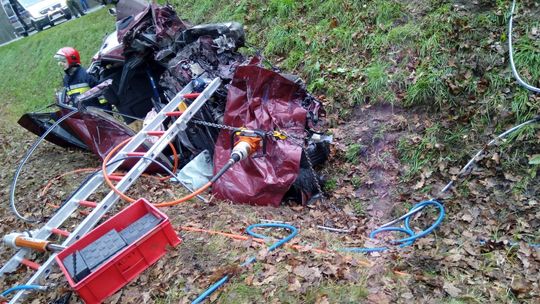 Mazda wbiła się w ciężarówkę. 20-latek w ciężkim stanie
