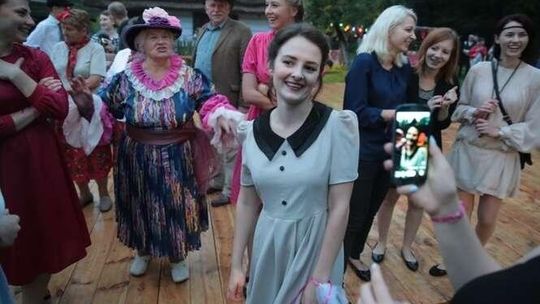 Mazurki, oberki i motocykle. Potańcówka w skansenie (zdjęcia)