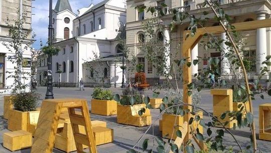 Meble przed Ratuszem postoją do końca lata