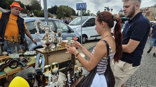 Meble, ubrania i bibeloty. Giełda staroci kusiła odwiedzających