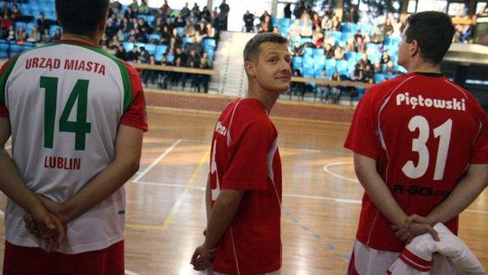 Mecz charytatywny w Lublinie: Artyści kontra urzędnicy (zdjęcia)