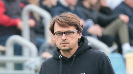 Mecz na dnie tabeli dla Orląt Spomlek, debiut nowego trenera na piątkę