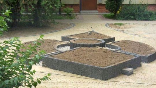 Męczeństwo architektury krajobrazu, czyli o klombie przy ul. Wallenroda