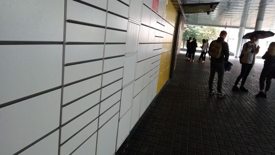 Mega kolejki przed paczkomatami w Świdniku. Kurier: „jestem już tu czwarty raz, a mam jeszcze 400 paczek”