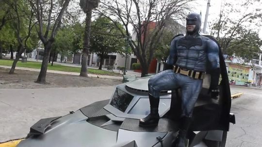 Meksykański Batman pomaga w walce z epidemią koronawirusa