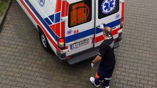 Mełgiew: Samochód przejechał po leżącym na jezdni mężczyźnie