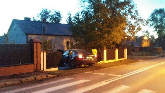 Mełgiew: Samochód wjechał w ogrodzenie. Kierowca był pijany