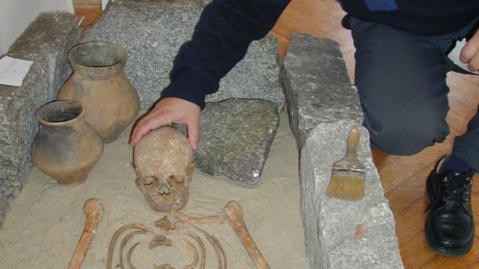 Memento mori z mieczami w tle