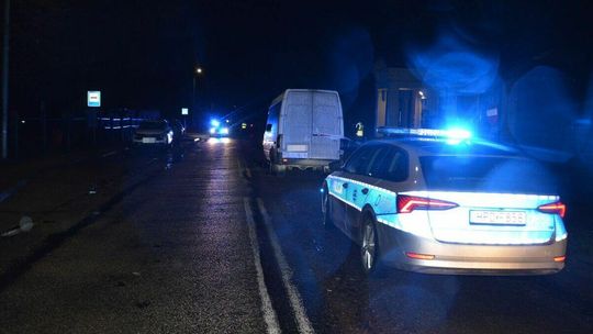 Mercedes najechał na mężczyznę leżącego na jezdni 