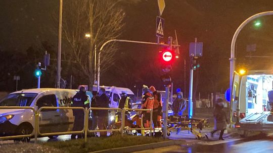 Mercedes potrącił kobietę na przejściu w centrum Chełma