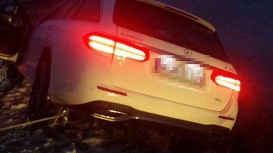 Mercedes prawie wpadł do Wisły. Kierowca i pasażerka przerażeni, bali się wysiąść [zdjęcia]