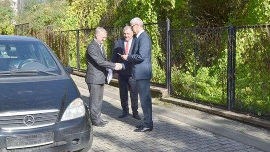 Mercedes przemytników pojechał do szkoły