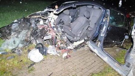 Mercedes wjechał w przystanek autobusowy