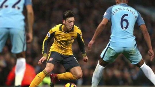 Mesut Oezil: Zostanę w Arsenalu, jeżeli zostanie Wenger (wideo)