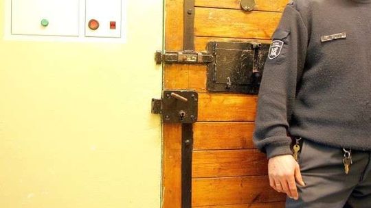 Metalową rurką pobił sąsiadkę, chciał zabić jej psa. Kobieta ledwo uszła z życiem