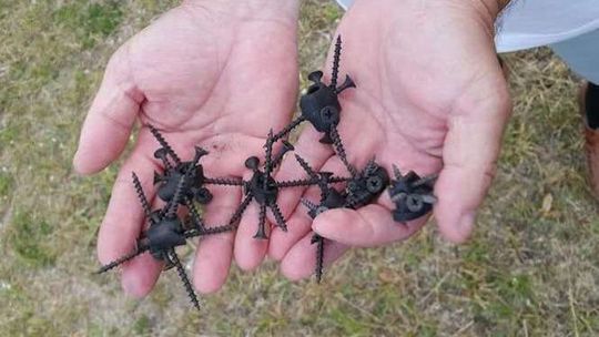 Metalowe wkręty w kawałku gumy. W Białej Podlaskiej ktoś walczy z dziećmi