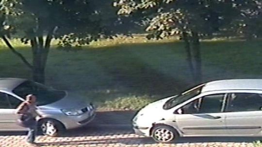 Metalowym wkrętem po samochodach na Czechowie. 60-letni wandal