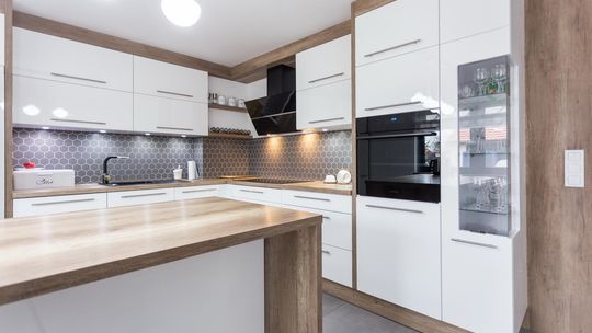 Metamorfoza mieszkania bez generalnego remontu. Jak wymiana frontów meblowych odmienia kuchnię i całe wnętrze