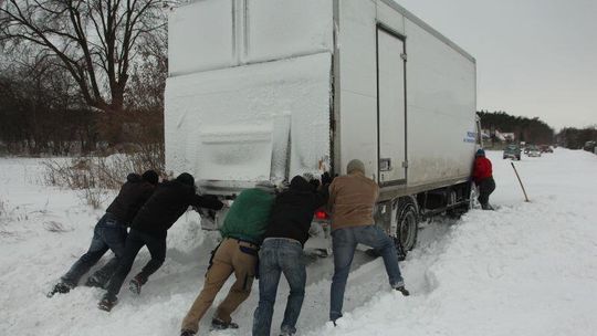 Mętów: Ciężarówka w zaspie (zdjęcia)