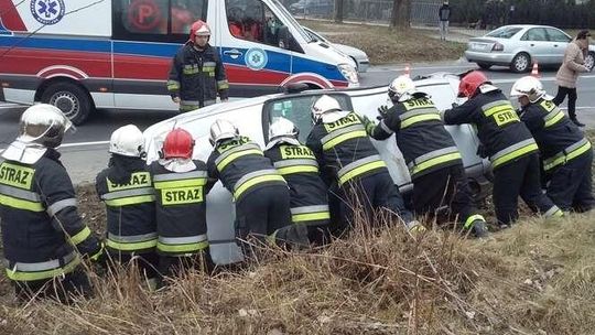 Mętów: Honda wymusiła pierwszeństwo i wpadła do rowu (zdjęcia)