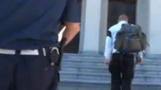 Mężczyzna do policjanta: - I tak k…wa nie zejdę z drogi! (wideo)