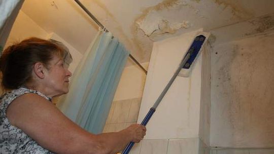Mężczyzna gromadzi w domu śmieci. Sąsiedzi boją się epidemii