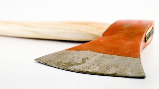 Mężczyzna groził, że zarąbie sąsiadów siekierą