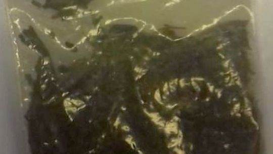 Mężczyzna leżał na chodniku w Kurowie. Był z nim utrudniony kontakt