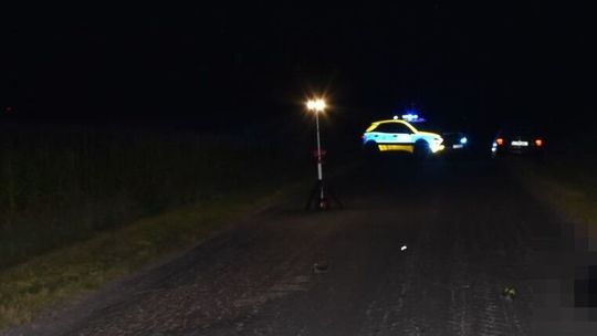 Mężczyzna leżał na jezdni. Nie przeżył, gdy przejechał po nim samochód
