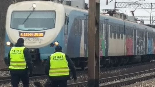 Mężczyzna leżał z głową na torach. Maszynista w ostatniej chwili wyhamował