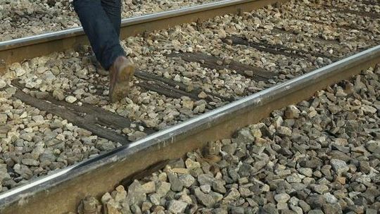 Mężczyzna przechodził z rowerem przez tory. Pociąg zaczepił o rower