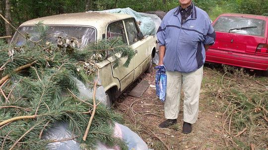 Mężczyzna przez lata mieszkał w lesie, w swoich 17 samochodach