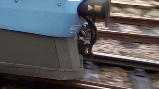 Mężczyzna siedział na torach. Maszynista nie zdążył wyhamować