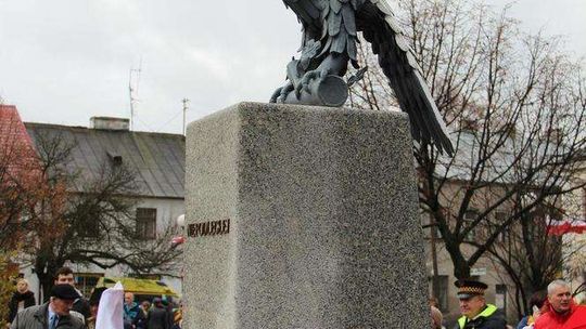 Mężczyzna sika przy pomniku w centrum. "Protestuje przeciwko brakowi miejskiego szaletu"