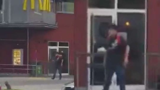 Mężczyzna strzela do ludzi w Monachium. Jest nagranie (wideo)