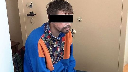 Mężczyzna trzymał w ręku kota i uderzał nim o chodnik