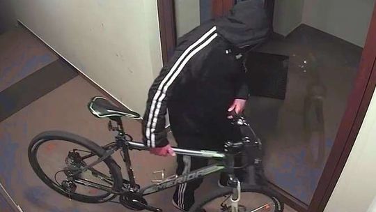 Mężczyzna ukradł rower z bloku. Kto go rozpoznaje?