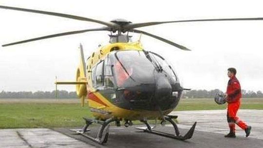 Mężczyzna upadł na piłę tarczową