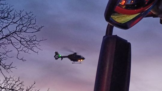 Mężczyzna walczył z pożarem domu. Z poparzeniami śmigłowiec LPR przetransportował go do szpitala