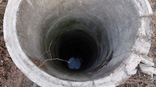 Mężczyzna wpadł do 5-metrowej studni. Stał w wodzie po szyję