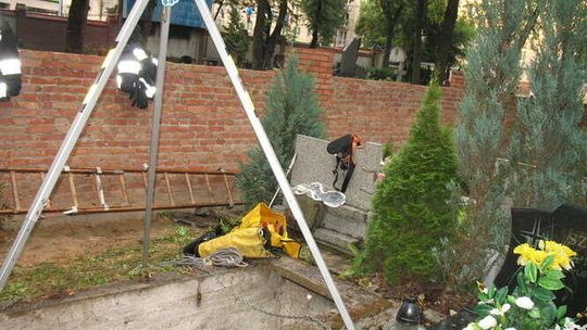 Mężczyzna wpadł do grobu na cmentarzu przy ul. Lipowej