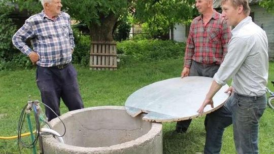 Mężczyzna wpadł do studni i zaczął się topić. Uratował go sąsiad