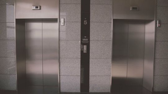 Mężczyzna wpadł do szybu windy z wysokości trzeciego piętra. Pomimo reanimacji, zmarł