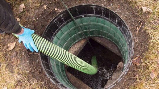 Mężczyzna wszedł do szamba. Dopiero namowy strażaków pomogły 